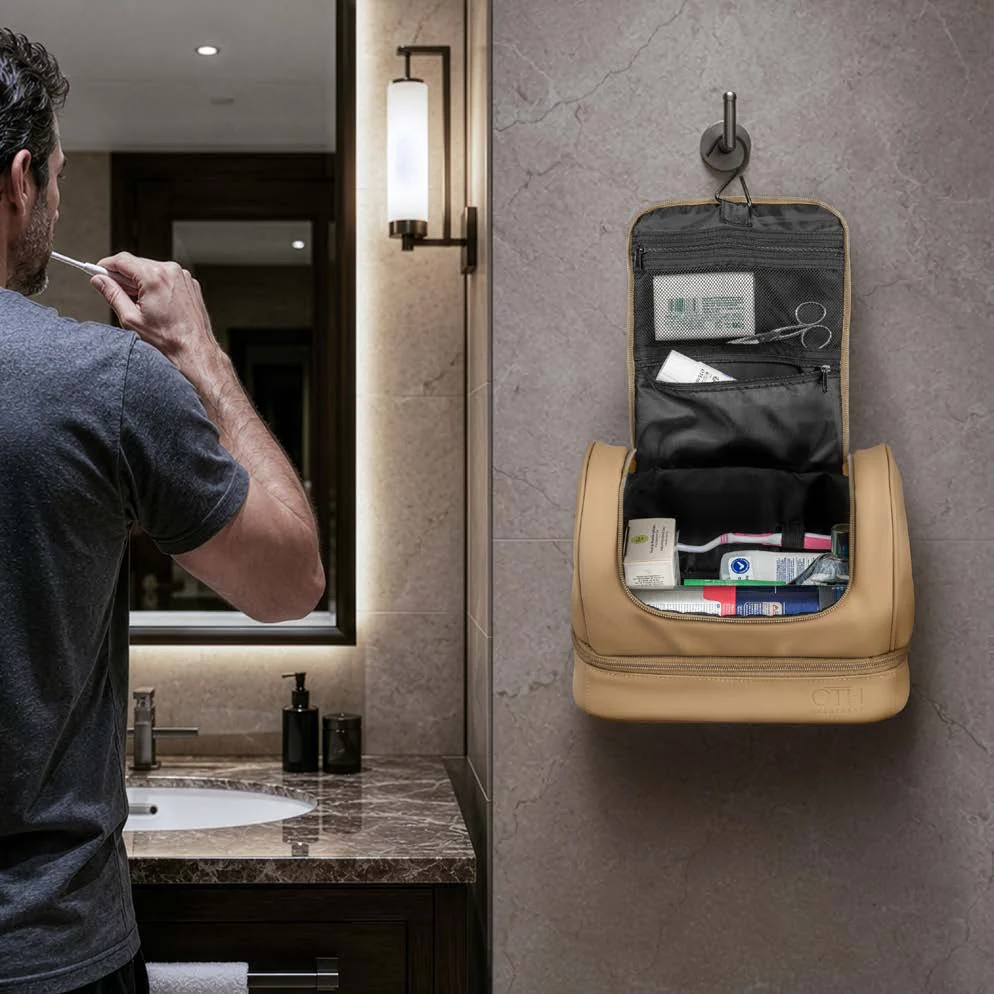 Trousse Over There suspendue dans une salle de bain, ses poches accessibles